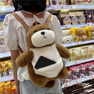 Gros plan détaillé d'un joli sac à dos loutre de mer en peluche avec une poche de rangement