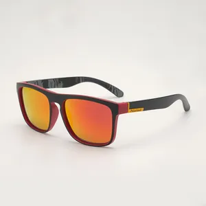 Vue détaillée de lunettes de soleil de sport polarisées rouge et noir avec miroirs