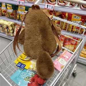Vue détaillée de la texture en peluche douce et de la queue du sac à dos loutre de mer.