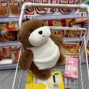 Adorable sac à dos en peluche loutre de mer brune dans un caddie blanc.