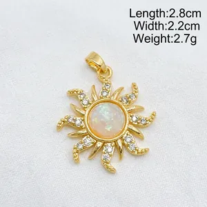 Vue détaillée d'un pendentif soleil vintage avec une pierre d'opale et un plaqué or