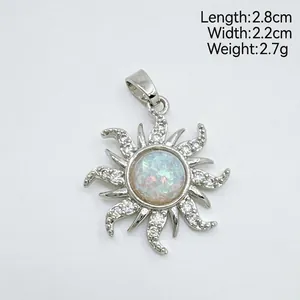 Vue détaillée d'un pendentif soleil avec pierre style opale et accents étincelants.