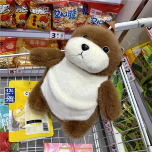 Sac à dos en peluche loutre de mer posé dans un chariot de supermarché réaliste