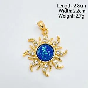 Détail d'un pendentif tournesol plaqué or avec une pierre bleue et des cristaux blancs