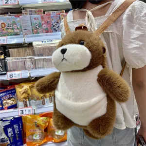 Vue détaillée d'un adorable sac à dos en peluche loutre de mer marron et blanc porté par un modèle