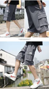 Vista esterna dettagliata dei pantaloncini cargo grigi da uomo con tasche laterali pratiche