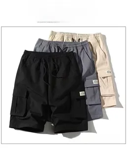 Vista dettagliata dei pantaloncini cargo da uomo in nero, grigio scuro e cachi.