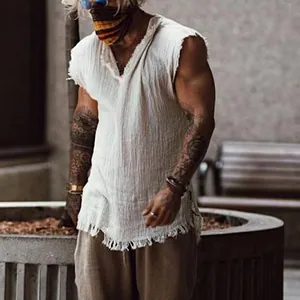 Détail d'un débardeur en coton lavé pour homme avec des bords effilochés stylés.