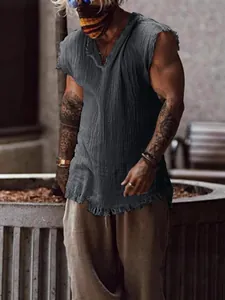 Débardeur homme en coton lavé gris foncé avec col en V et bords francs et rustique.