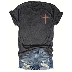 Casual grijs T-shirt met ronde hals en korte mouwen met subtiele bruine kruisopdruk op de borst