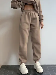 Dettaglio di una tuta casual a due pezzi color moka con pantaloni jogger sportivi