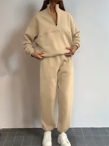 Set casual due pezzi beige con felpa a mezza zip e pantaloni sportivi alla moda