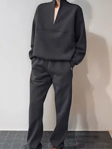 Dettaglio della tuta casual nera in due pezzi con collo a mezza zip alla moda