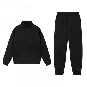 Tuta sportiva nera a due pezzi con pullover a mezza zip e pantaloni jogger coordinati
