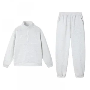 Dettaglio di una tuta grigia a due pezzi con pullover a mezza zip e pantaloni sportivi