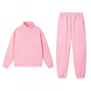 Vista dettagliata di una tuta rosa due pezzi con pullover a mezza zip e pantaloni jogger.