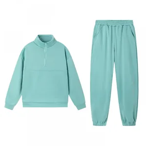 Vista dettagliata del set due pezzi felpa e joggers turchese con mezza zip