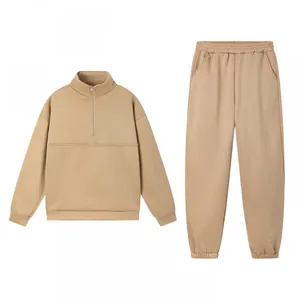 Vista dettagliata del set tempo libero beige due pezzi con collo a mezza zip ed elastico in vita