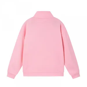 Vista posteriore dettagliata di una felpa casual rosa con zip e polsini a costine