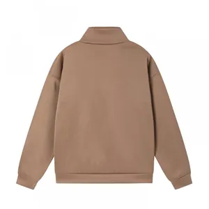 Vista posteriore di una felpa casual marrone con zip e polsini a costine per l'inverno.