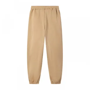 Dettaglio dei pantaloni sportivi kaki con vita elastica e caviglie a coste elasticizzate