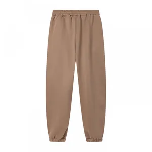 Dettaglio di pantaloni jogger casual in tinta unita con elastico in vita e polsini