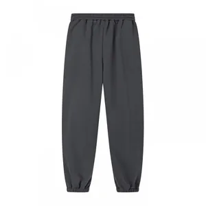 Dettaglio di pantaloni sportivi grigio scuro con vita elastica e polsini a coste morbidi