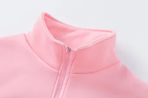 Dettaglio ravvicinato del colletto alto e della cerniera della tuta casual rosa