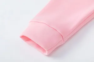 Primo piano del polsino a coste rosa sulla manica di una tuta casual alla moda morbida