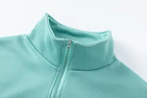 Vista dettagliata di un colletto con cerniera lampo in verde acqua chiaro sportivo.