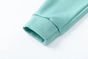 Dettaglio ravvicinato del polsino in maglia a coste su una felpa in pile verde menta