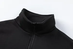 Vista dettagliata del colletto a metà zip nero su una maglia sportiva da uomo casual