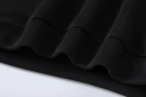 Dettaglio macro del tessuto a coste nero di alta qualità e cuciture di un capo