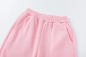 Dettaglio della vita dei pantaloni sportivi rosa con fascia elastica e tasche laterali