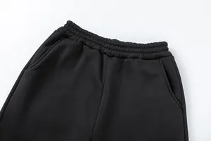 Dettaglio dei pantaloni sportivi neri con vita elastica e tasche laterali