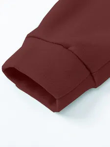 Dettaglio del polsino a coste bordeaux che mostra la trama a maglia di qualità