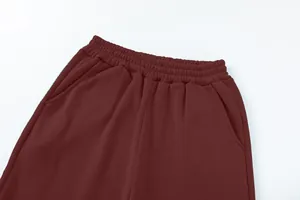 Dettaglio dell'elastico in vita e delle tasche laterali dei pantaloni bordeaux