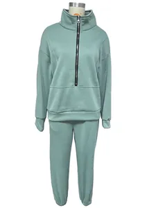 Vista completa della tuta sportiva in pile verde menta da donna su un manichino.