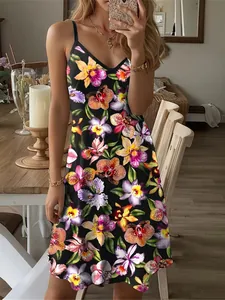 Detailansicht eines sommerlichen Trägerkleids mit lebhaftem Blumenmuster