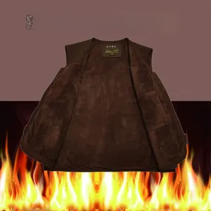 Détail montrant la doublure en polaire marron épaisse et chaude d'un gilet pour homme.