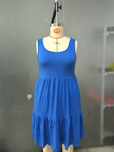 Vue de face d'une robe mi-longue bleue sans manches grande taille sur un mannequin
