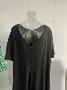 Rückansicht eines schwarzen kurzärmeligen Jumpsuits mit V-Ausschnitt für Damen