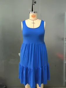 Vue détaillée d'une robe mi-longue bleue sans manches à volants grande taille sur mannequin