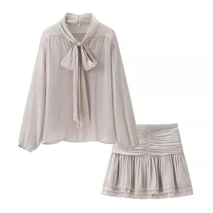 Ensemble deux pièces lilas argenté avec chemisier à nœud papillon et jupe à volants