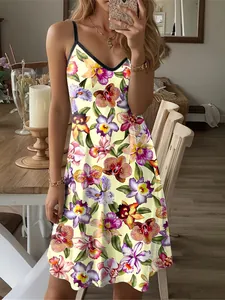 Detailansicht eines sommerlichen Trägerkleids mit lebhaften Orchideen-Blumenprints