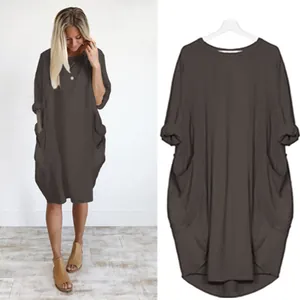 Détail d'une robe décontractée gris foncé surdimensionnée avec grandes poches