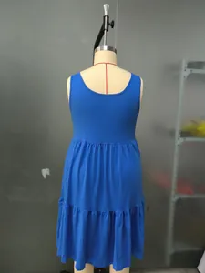 Vue arrière d'une robe midi sans manches à volants grande taille, bleu roi