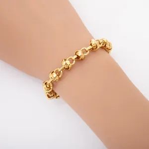 Vue détaillée d'un bracelet à maillons épais dorés en acier inoxydable avec nœuds