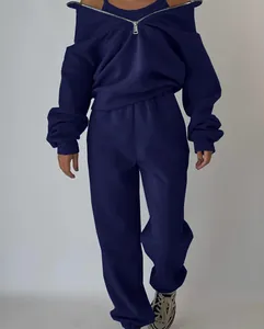 Dettaglio di una tuta alla moda in pile blu navy con felpa con zip e spalle scoperte