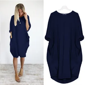 Vue d'une robe ample bleu marine grande taille avec poches et manches longues